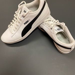 Ladies Puma white/black sneaker size 9